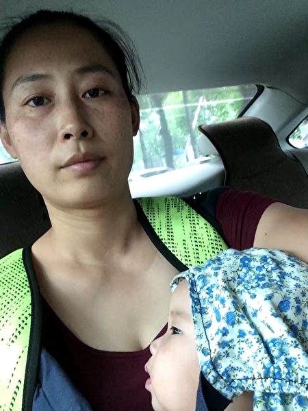 2016年8月，原珊珊流离失所，抱着女儿在北京找各种地方住。（作者提供）