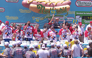 康尼岛独立日吃热狗大赛 去年男女冠军蝉联第一