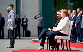 德国总理改惯例 坐着迎接丹麦领导人