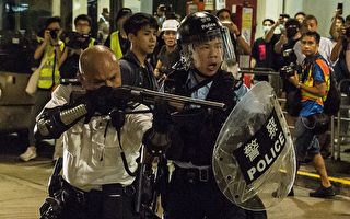香港警察举霰弹枪对准示威者 被指危险动作