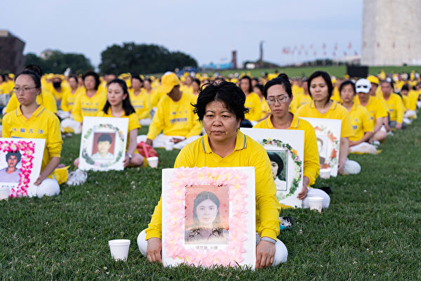 2019年7月18日，华盛顿DC，法轮功学员手持在中国大陆被迫害致死学员的遗照表达哀思。（戴兵／大纪元）