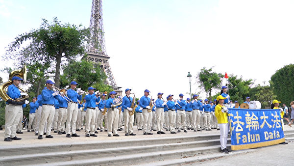 2019年7月19日中午，歐洲天國樂團在巴黎鐵塔下的戰神廣場上演奏。（新唐人）
