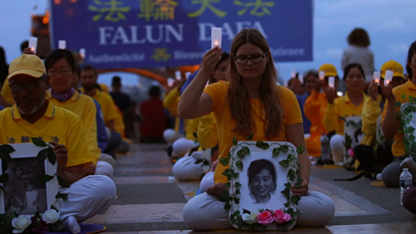 2019年7月20日晚，法轮功学员在巴黎人权广场上烛光守夜，悼念在中国大陆被迫害致死的同修。（傅洁/大纪元）