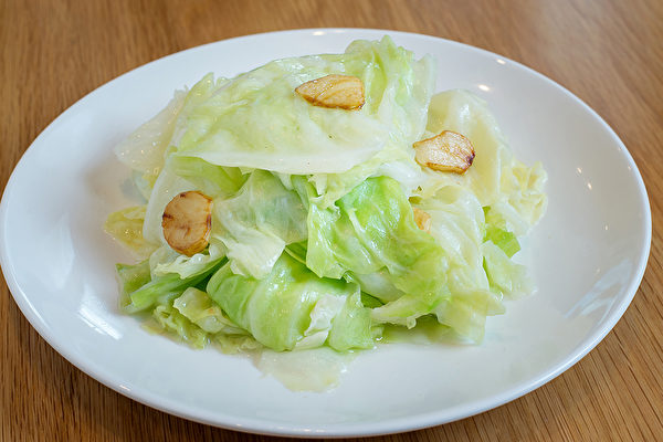 高丽菜含维他命U，能缓解胃溃疡、十二指肠溃疡所造成损害。(Shutterstock)