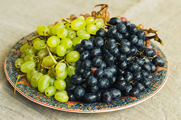 夏天當季食材葡萄、芒果、茭白筍、蝦，你吃對了嗎？(Shutterstock)