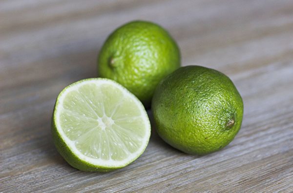 青柠檬中含有一种近似胰岛素的成分，可以帮助降低血糖。(Pixabay)
