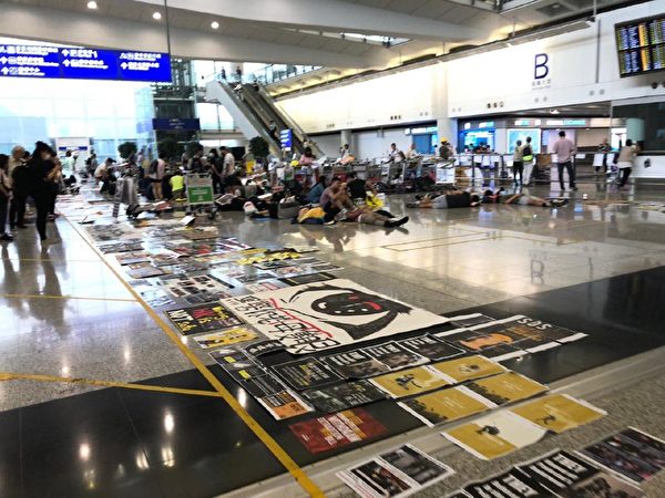 2019年8月14日，香港國際機場接機大廳的地上擺滿各類講述真相的標語。（民眾提供）
