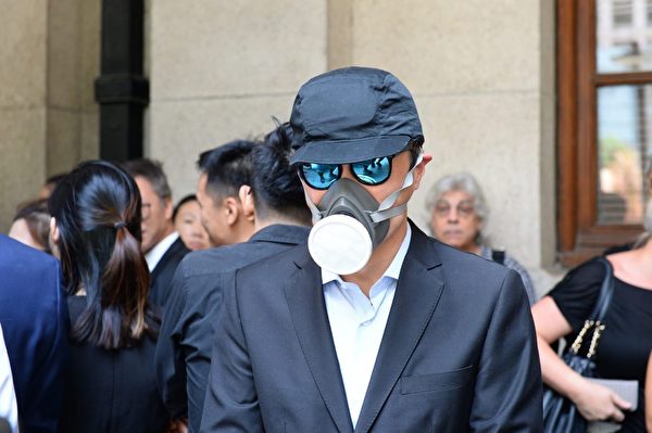 2019年8月7日，香港法律界举行黑衣游行中，有人士戴防毒面具抗议港警暴力执法。（宋碧龙／大纪元）