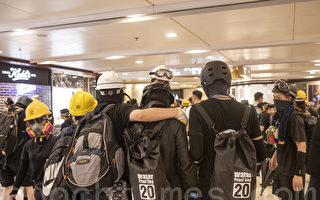 组图4：8.24港警清场 示威者并肩对抗