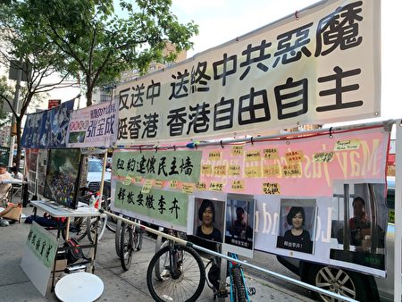 部分华人在法拉盛图书馆前筑起“连侬墙”，声援港人反抗中共暴政，吸引路人驻足观看。