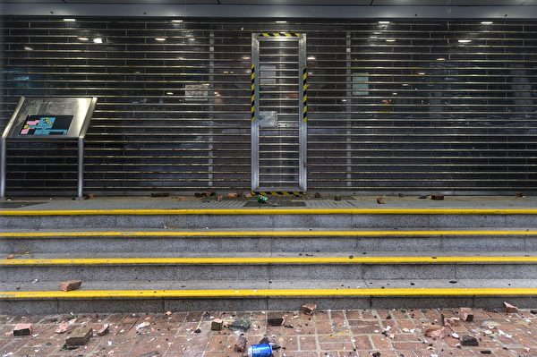 將軍澳警署外，示威者投擲雜物，警署有窗戶遭損毀。（PHILIP FONG/AFP/Getty Images)