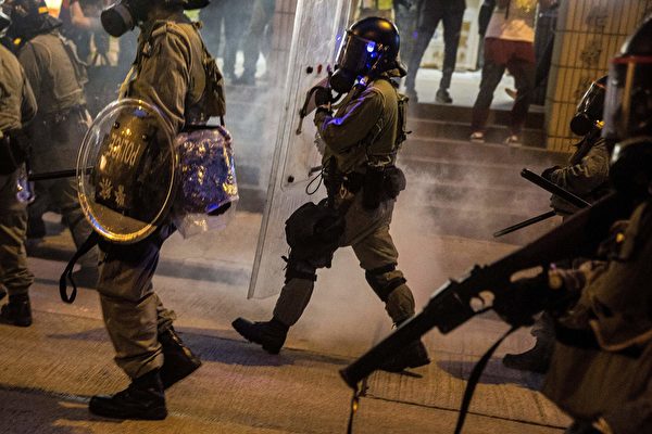 警察在皇后大道西一帶釋放催淚彈。（ ISAAC LAWRENCE/AFP/Getty Images)