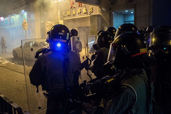 警察在皇后大道西一帶釋放催淚彈。（ ISAAC LAWRENCE/AFP/Getty Images)