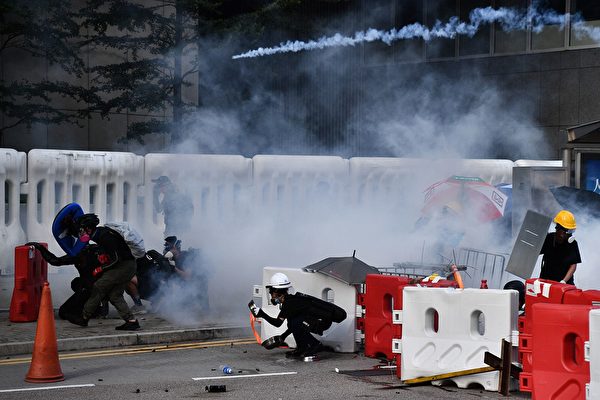 警方在金鐘夏慤道發射催淚彈。（ANTHONY WALLACE/AFP/Getty Images)