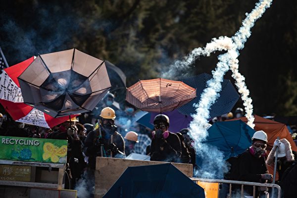 警方在大埔警署附近的新興花園發射催淚彈。（PHILIP FONG/AFP/Getty Images)
