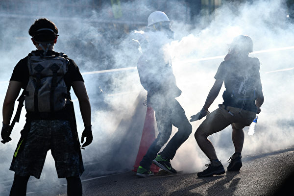 警方在金鐘夏慤道持續不斷地施放催淚彈。（ANTHONY WALLACE/AFP/Getty Images)