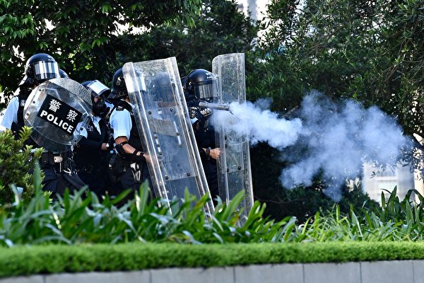 警方在金鐘夏慤道一再施放催淚彈。（ANTHONY WALLACE/AFP/Getty Images)