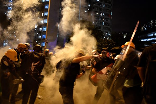 黄大仙示威者仍回催泪弹。（ ANTHONY WALLACE/AFP/Getty Images)