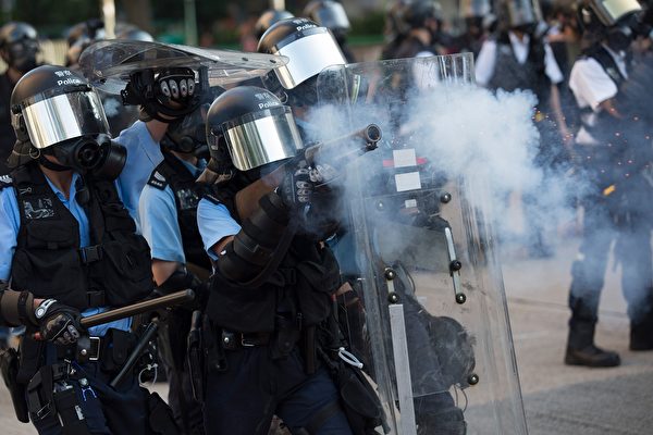 黃大仙警察發射催淚彈。（ISAAC LAWRENCE/AFP/Getty Images)