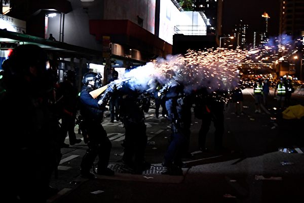 黄大仙处警方发射催泪弹。（ANTHONY WALLACE/AFP/Getty Images)