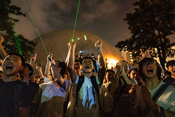 8月7日夜间，香港市民发起观星活动，抗议警方以涉嫌藏有攻击性武器，拘捕购买观星笔的浸大学生会会长方仲贤。