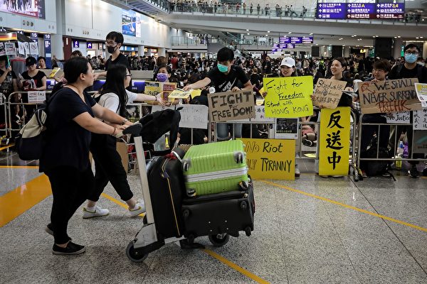 8月10日，港人在香港国际机场继续接机活动。（VIVEK PRAKASH/AFP/Getty Images）