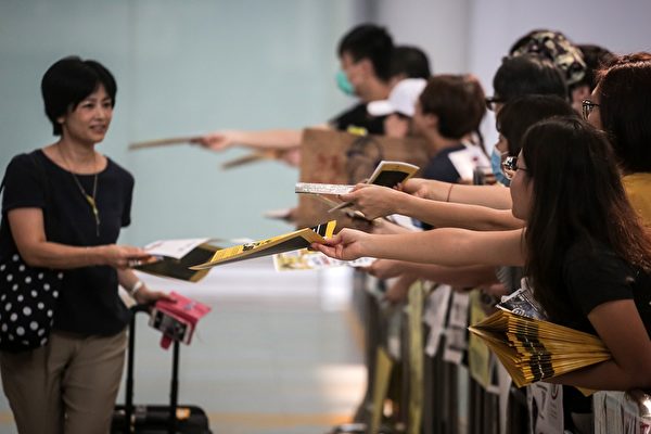 8月10日，港人在香港国际机场继续接机活动。（VIVEK PRAKASH/AFP/Getty Images）