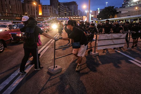部分示威者在红隧道九龙入口阻塞收费亭。（VIVEK PRAKASH/AFP/Getty Images）