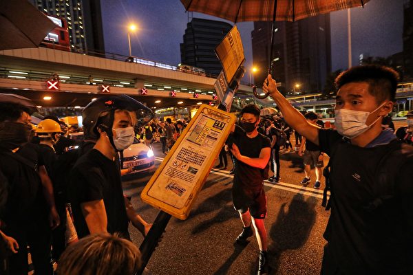 部分示威者在紅隧道九龍入口阻塞收費亭。（VIVEK PRAKASH/AFP/Getty Images）