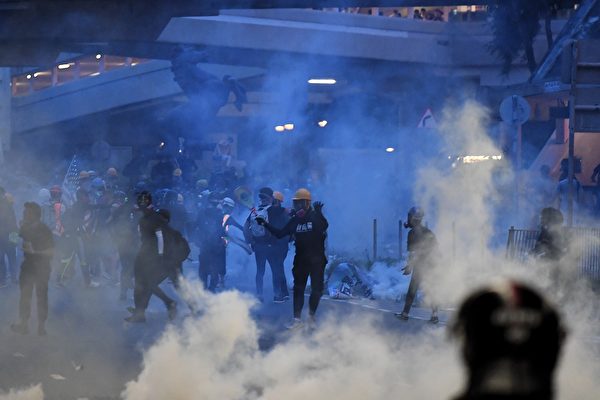 大围美田路回旋处，警察发射多枚催泪弹。（MANAN VATSYAYANA/AFP/Getty Images）