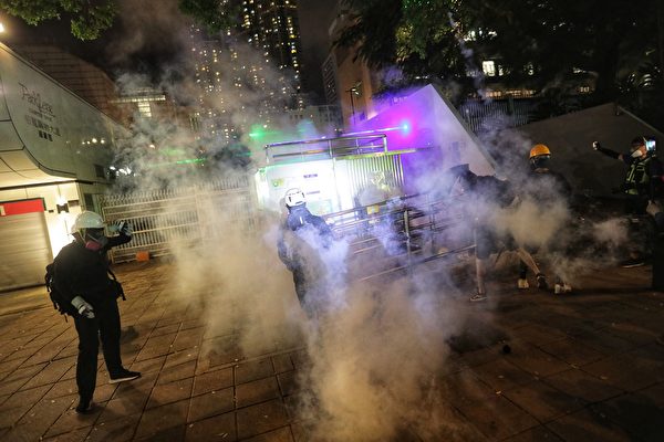 尖沙咀警署警方在警署内发放多枚催泪弹。（VIVEK PRAKASH/AFP/Getty Images）