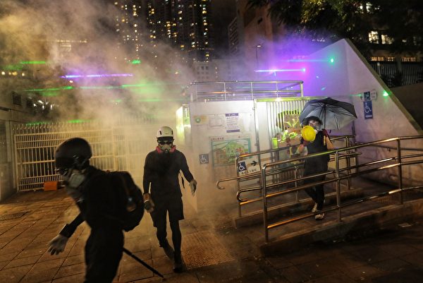 尖沙咀警署警方在警署內發放多枚催淚彈。（VIVEK PRAKASH/AFP/Getty Images）