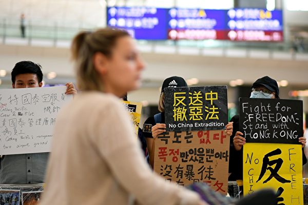 2019年8月11日，港人在国际机场大堂继续“万人接机”集会。（MANAN VATSYAYANA/AFP/Getty Images）
