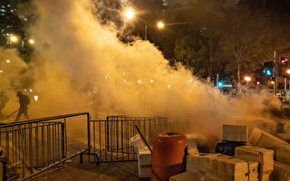 视频：催泪弹扰民 香港市民警署外怒斥警察