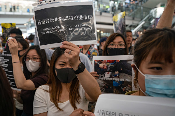 2019年8月12日，港人在國際機場集會，抗議港警暴力執法。（Anthony Kwan/Getty Images）