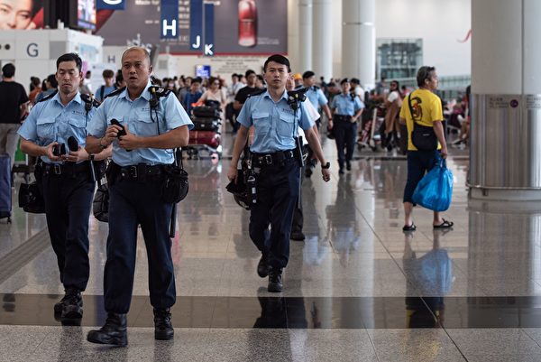 2019年8月14日，香港國際機場警察。（ PHILIP FONG/AFP/Getty Images）