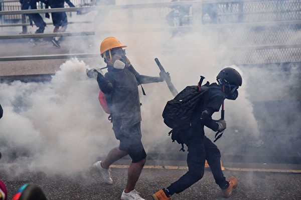 2019年8月24日，偉業街警方狂射催淚彈。（LILLIAN SUWANRUMPHA/AFP/Getty Images）