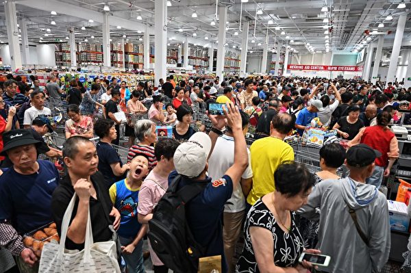 Costco上海开张，人潮拥塞。（HECTOR RETAMAL/AFP/Getty Images)