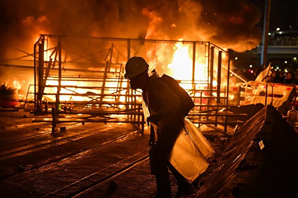 2019年8月31日，灣仔處有人燃燒雜物，火勢很大。（LILLIAN SUWANRUMPHA/AFP/Getty Images）