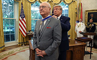 川普向91岁篮球先生颁发总统自由勋章