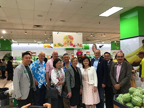 圖：第二屆台灣蔬果節正在卑詩與亞省展開，免費品嚐與購買來自「水果王國」台灣的優質蔬果。圖為嘉賓來到水果攤位處。（邱晨/大紀元）