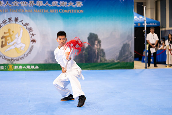 8月25日，在第六届新唐人武术大赛复赛中，男子器械组选手刘大雁表演六合螳螂派梨花枪，获得金奖。（戴兵／大纪元）