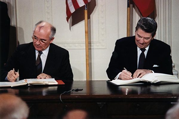 Reagan and Gorbachev signing 600x399 600x399