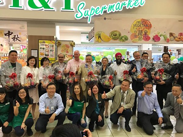 图：第二届台湾蔬果节正在卑诗与亚省展开，免费品尝与购买来自“水果王国”台湾的优质蔬果。（邱晨/大纪元）