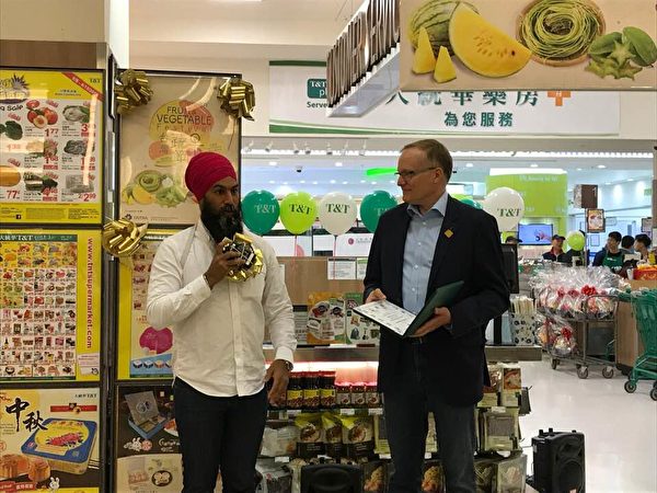 图：第二届台湾蔬果节正在卑诗与亚省展开，免费品尝与购买来自“水果王国”台湾的优质蔬果。（邱晨/大纪元）
