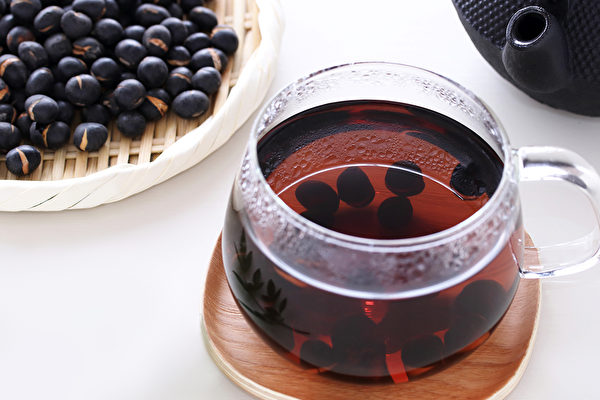 黑豆水含豐富的花青素等營養素，有助於抗癌、預防腦中風等疾病。(Shutterstock)
