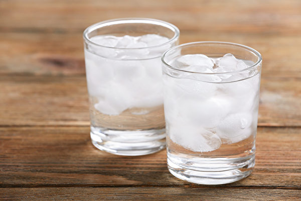 喝太多寒凉饮料，容易导致体内寒湿，中医推荐4种降温消暑饮品。(Shutterstock)
