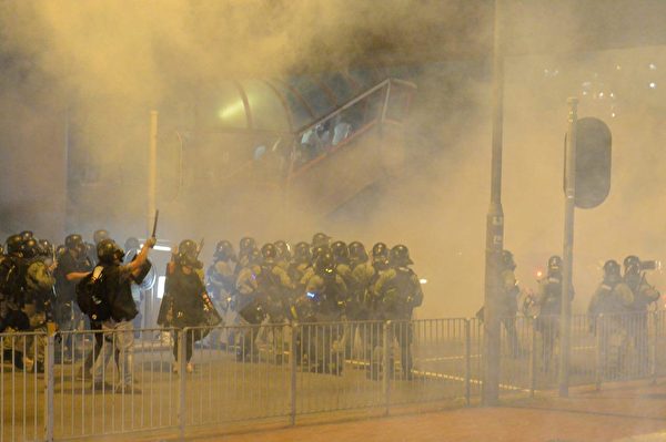 黄大仙警署内外，警方武力升级，防暴警疯狂向示威者发射催泪弹及橡胶子弹