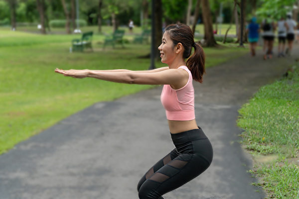 需要瘦身的上班族，可以每天做五分钟的肌力训练。(Shutterstock)