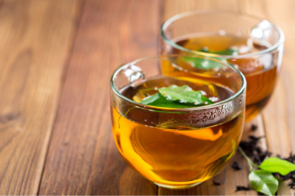喝完冷飲後出現中暑症狀，稱為「陰暑」，中醫建議喝消暑茶飲。(Shutterstock)